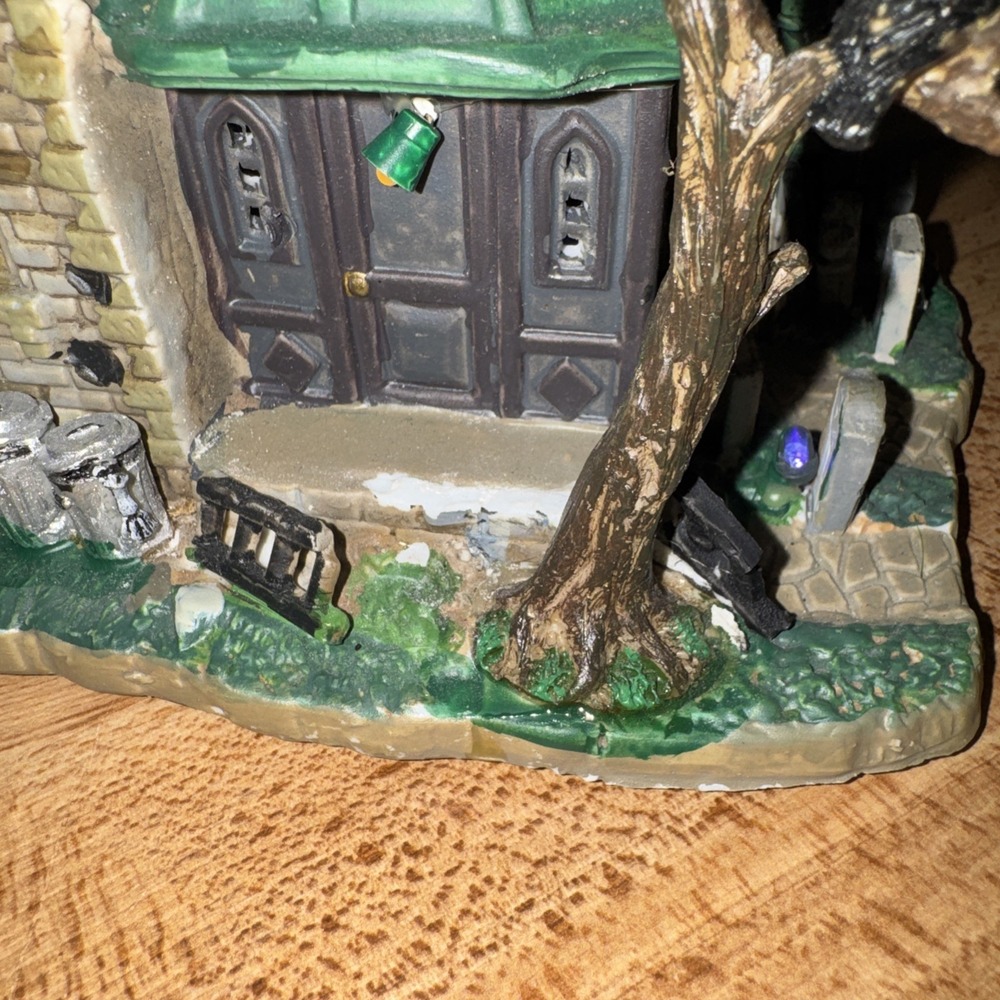 Lemax Spooky Town Graveside Diner # 95805 Halloween Village Retired - Picture 5 of 8